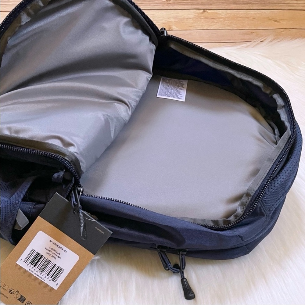 The North Face Unisex Borealis 28 Liter Backpack In Summit Navy - Picture 7 of 9